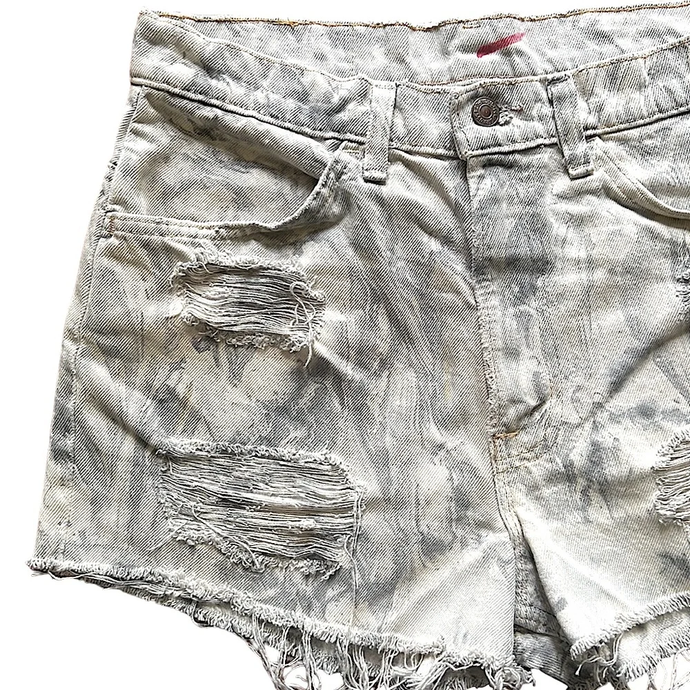 NWOT Levi’s High Rise Ripped Shorts